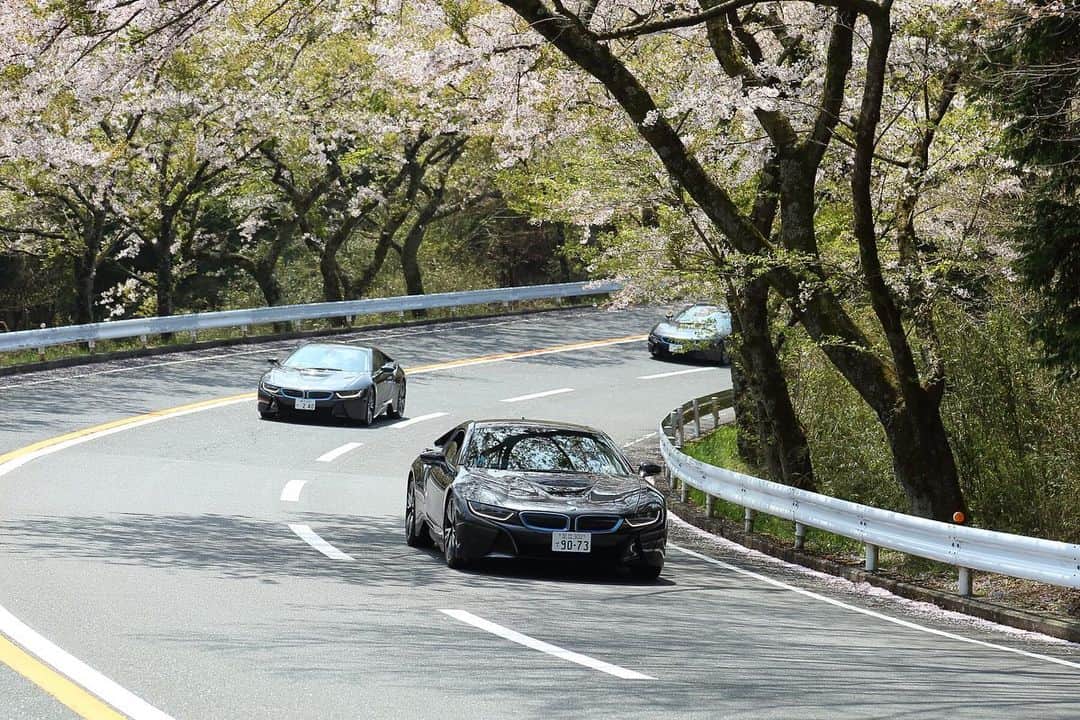 のインスタグラム：「. 先週末、箱根のNEST INN HAKONE 俵石閣にて「BMW i8 ピュア・インパルス・エクスペリエンス・プログラム」のイベントが開催されました。​​ . このプログラムは、BMW i8（クーペ、ロードスター）のオーナー様向けに、世界各地の様々なイベントやご優待を提供しているプログラムです。 . ​​イベント当日は晴天にも恵まれ、箱根山最高峰の神山を臨むルートで、BMWの駆けぬける歓びを堪能いただきました。​​ . #BMW #駆けぬける歓び #BMWJapan #i8 #BMWWorld #BMWPost #BMWgram #BMWlovers #BMWlife #BMWlove #BMWforlife #BMWcar」