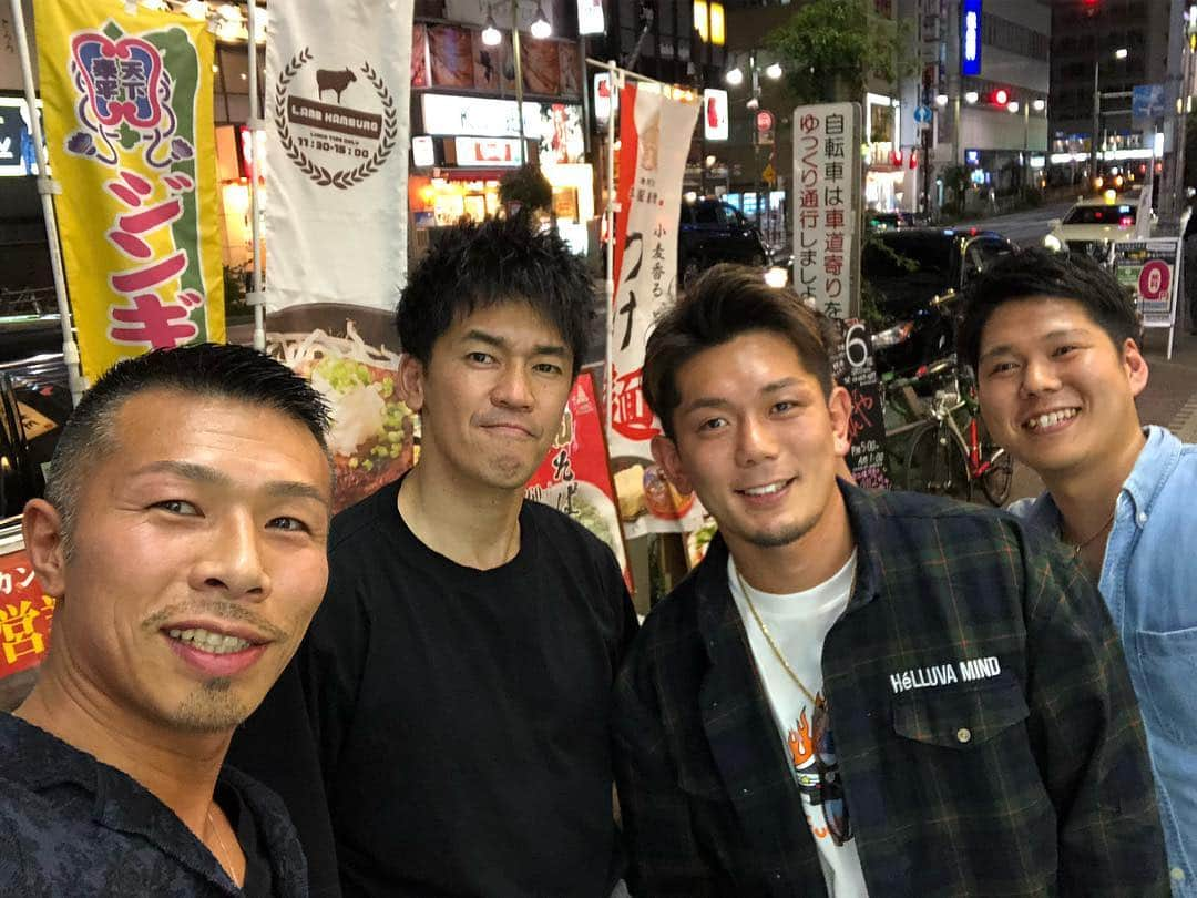 内山高志さんのインスタグラム写真 - (内山高志Instagram)「昨夜の愉快な集まり^_^  k-1選手の皇治と焼肉を食べに行く予定でいましたが、肉の匂いを嗅ぎつけたのか、アスリートなら誰もがリスペクトする百獣の王、武井壮さんから連絡が入り、一緒に肉を喰らう事になりました😊  いや〜、壮さんの話はやっぱり為になるわぁ！  まぁほとんど動物の倒し方の話で終わったけどね（笑）  最高の1日でした^_^  その後は皇治と2人で忠さん劇場に・・・。 安定の劇マズシリーズは後ほど^_^  @sanssofficial  #焼肉 #百獣の王 #武井壮  さん #K1 #なんとかエンペラー #皇治 #KOD #内山高志 #SANSS」4月24日 13時03分 - takashikod