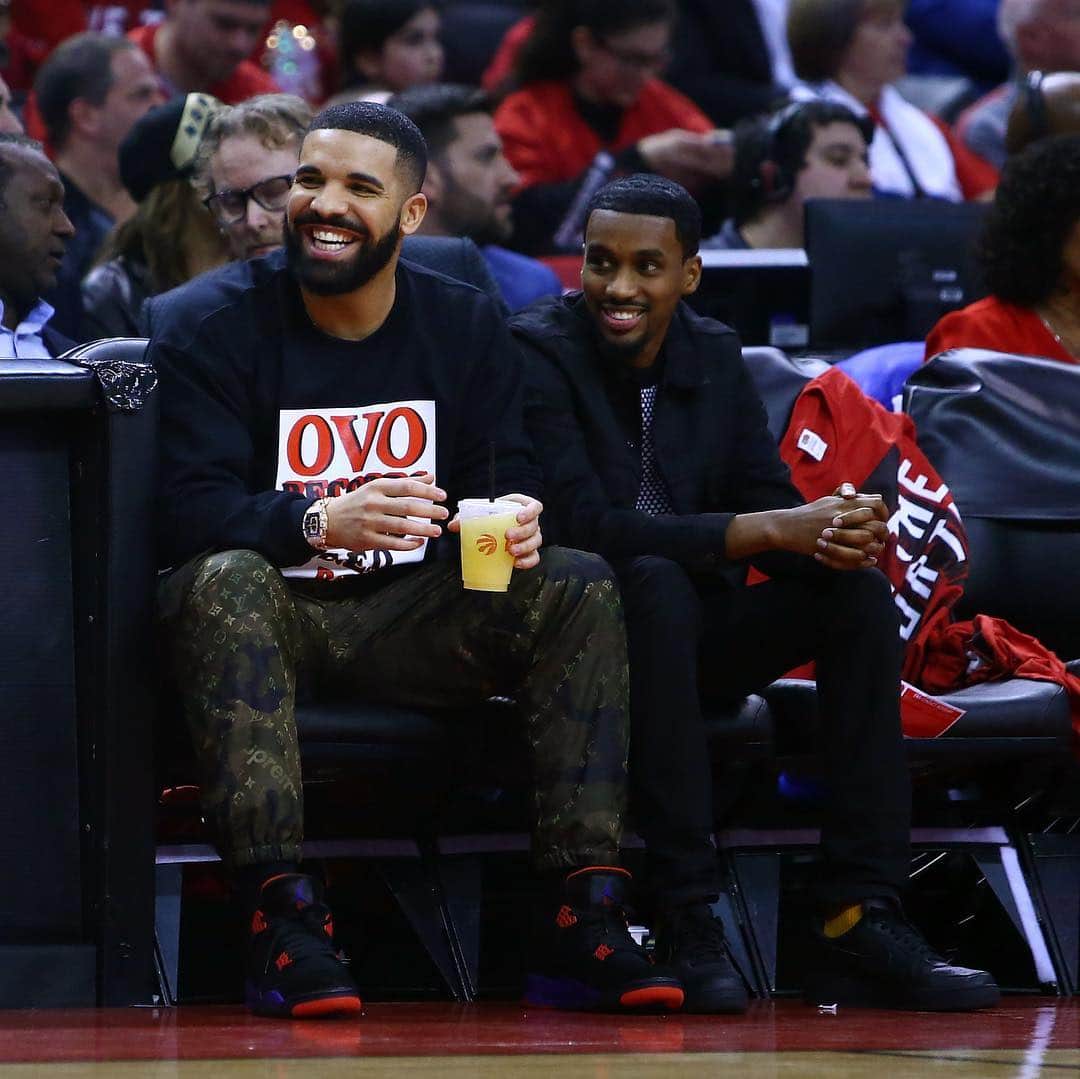 Nice Kicksさんのインスタグラム写真 - (Nice KicksInstagram)「If you look closely, you’ll see that @ChampagnePapi has on the original “Raptors” Jordan 4 tonight that was supposed to drop before his deal with JB went left. Zoom in and you’ll see a Jumpman and Drake signature on the tongue tag. Official images of them can also be seen by swiping left. 📷 Vaughn Ridley/Getty Images」4月24日 13時07分 - nicekicks