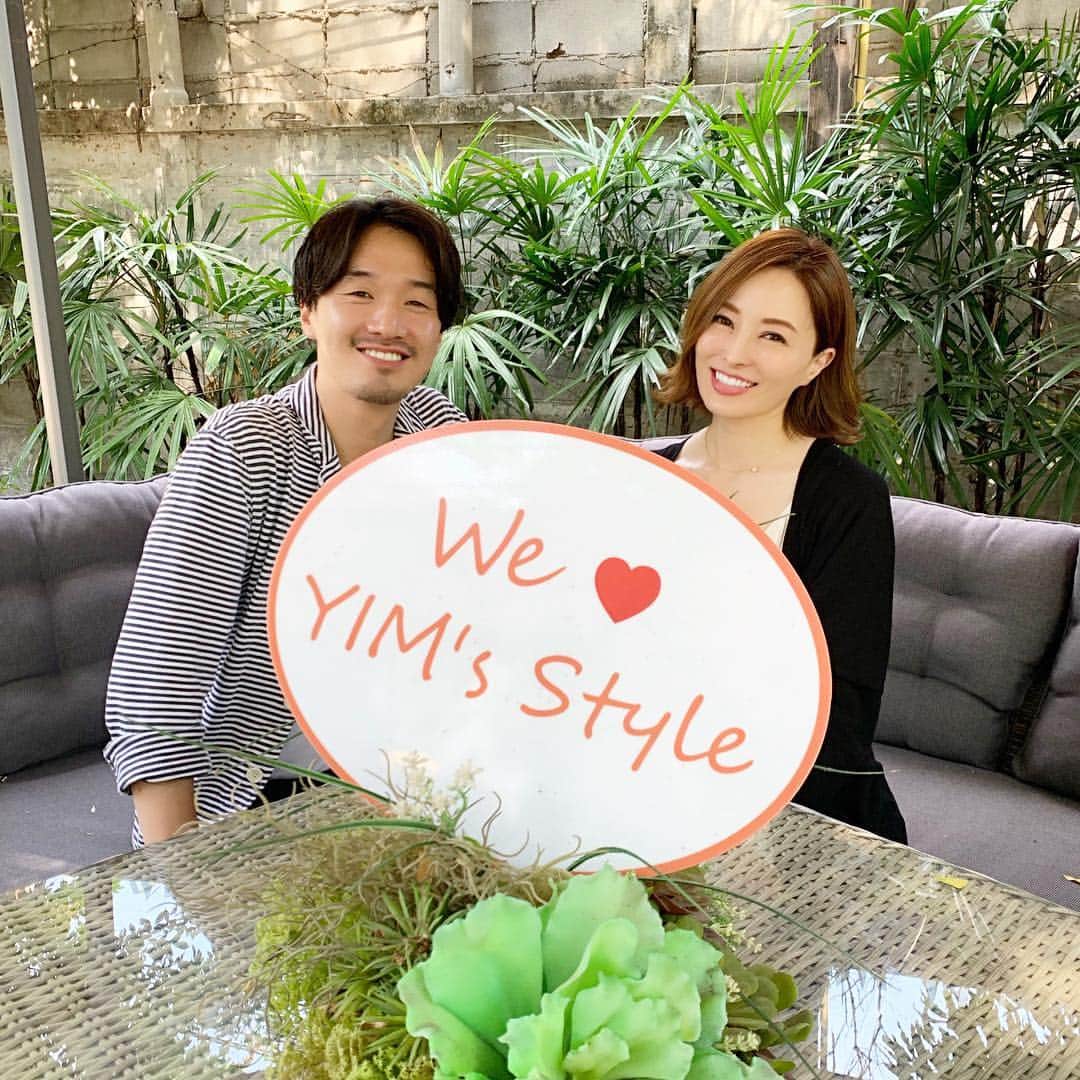 のインスタグラム：「バンコクでの質の良い美容情報を手に入れるのは至難の業というくらい情報が少なく、美容室やまつ毛エクステ難民になっていた私。  遂に、トータルで任せられる素敵なBeauty's HOUSEを見つけました。  ここには マッサージ @yim_style  まつ毛エクステ @tokyo_lash  美容室の @plusthirtyonehair  が１つのHouseに併設。  ここはバンコクなのだろうか？という木漏れ日美しい真っ白なお家の中で受ける施術はセレブ気分。でもお値段はお手頃。  この日は 日本→シンガポール→タイの経歴を持つ伊藤さんに。  実は日本で私が絶大な信頼を置いている中目黒marrのMASAさんの後輩さんでした！  髪もとっても綺麗に染めていただき、感謝✨  まつ毛エクステも行ったのでまたレポしますね😊  #バンコク #bangkok #バンコク生活 #バンコクライフ #バンコク美容#バンコク美容室#beauty #バンコク暮らし #バンコク子育て  #cafe #カフェ #ママ#ママライフ #海外移住 #海外移住シングルマザー #シングルマザー#シングルマザーの子育て #タイ在住#タイ駐在 #バンコク旅行 #バンコクカフェ #バンコクカフェ巡り #バンコク駐在妻 #バンコク駐妻」