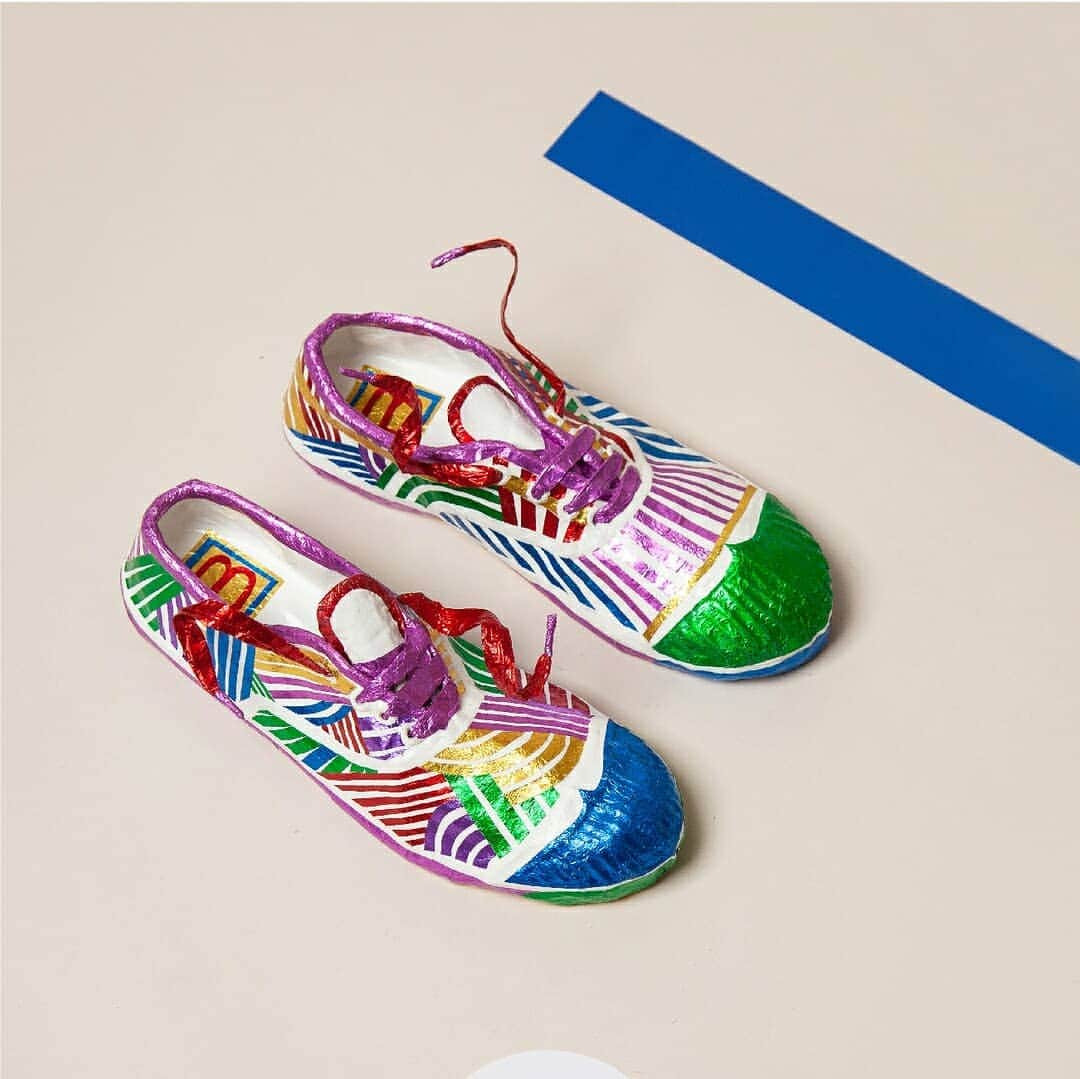 ベンシモンのインスタグラム：「- Birthday - Bensimon by @elsadrayfarges "J’ai imaginé la tennis Bensimon comme une transposition d’un dessin en volume. Un enchevêtrement de lignes colorées et mouvantes se dessine automatiquement sur la tennis blanche, telle une toile.  Son volume sculpté en papier mâché la déforme et la rend cartoonesque et joyeuse. 🇬🇧"I have imagined Bensimon tennis shoes as a transposal of a drawing in volume. A tangle of colorful and moving lines is automatically drawn on the white tennis like a canvas painting. Its volume sculpted in paper mâché deforms it and makes it joyful and cartoon style." #Bensimon40 #bensimonanniversary」