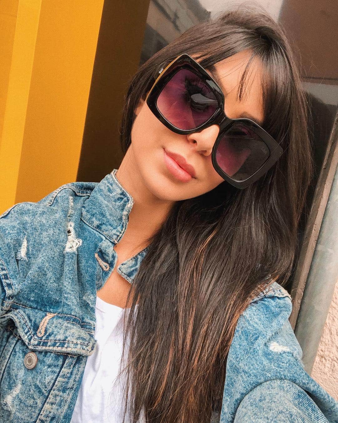 Gabriela Salesのインスタグラム：「Cara de quem nunca pagou o mínimo do cartão de crédito kkkk só que horrores 😂. Bem débitos esse óculos, né? É da @lbashop que tem vários modelos incríveis por 99, fora os da promoção que custam 59. E quem usar meu cupom ainda ganha +10% de desconto: RICADEMARRE ❤️ #ad」