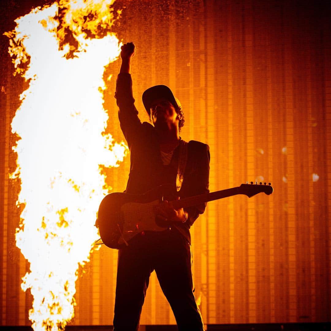 ブルーノ・マーズのインスタグラム：「🔥 🎸」