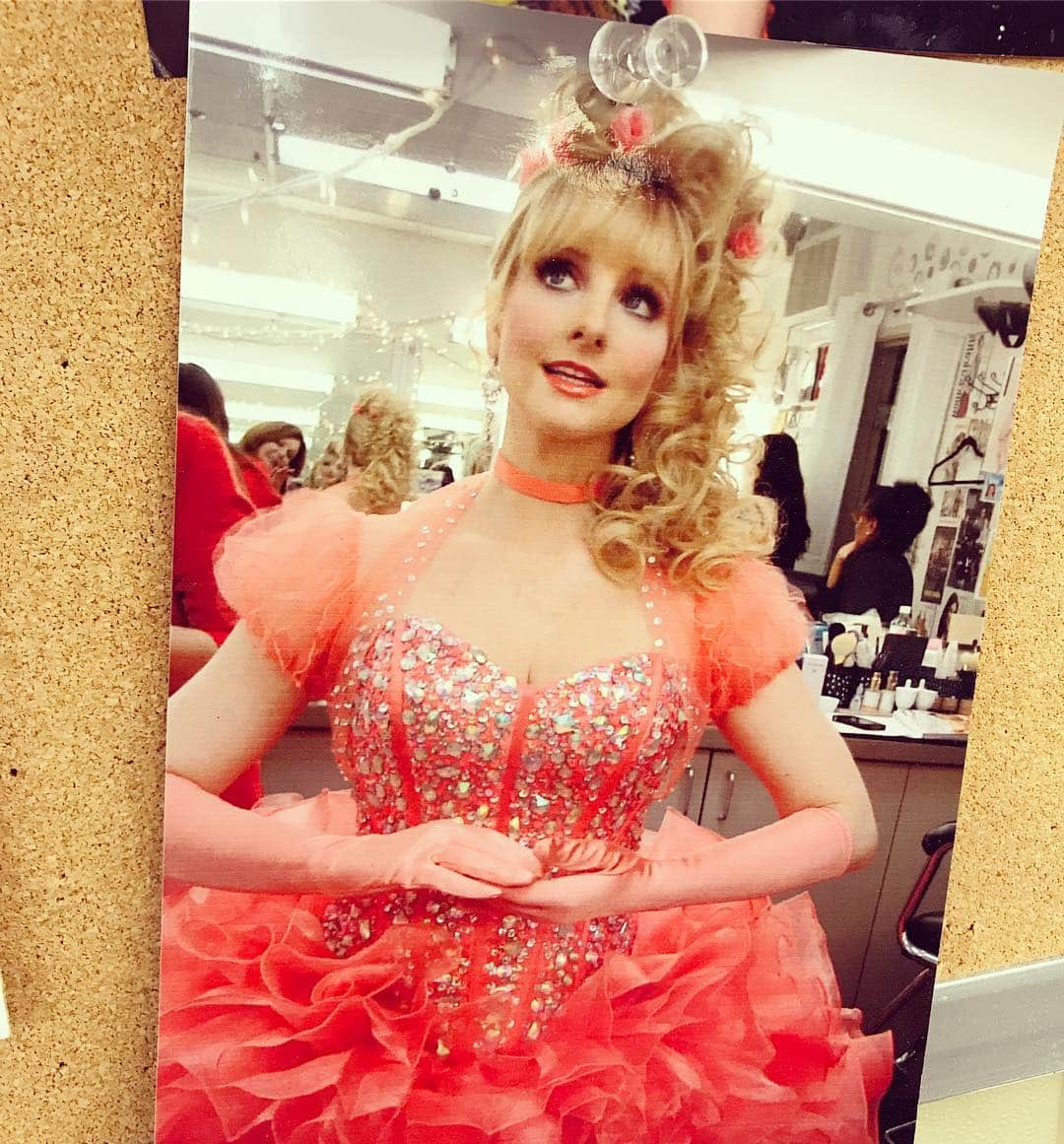 メリッサ・ラウシュのインスタグラム：「From the @bigbangtheory_cbs makeup room board: Miss California Quiznos 1999. My truest self. 💖」