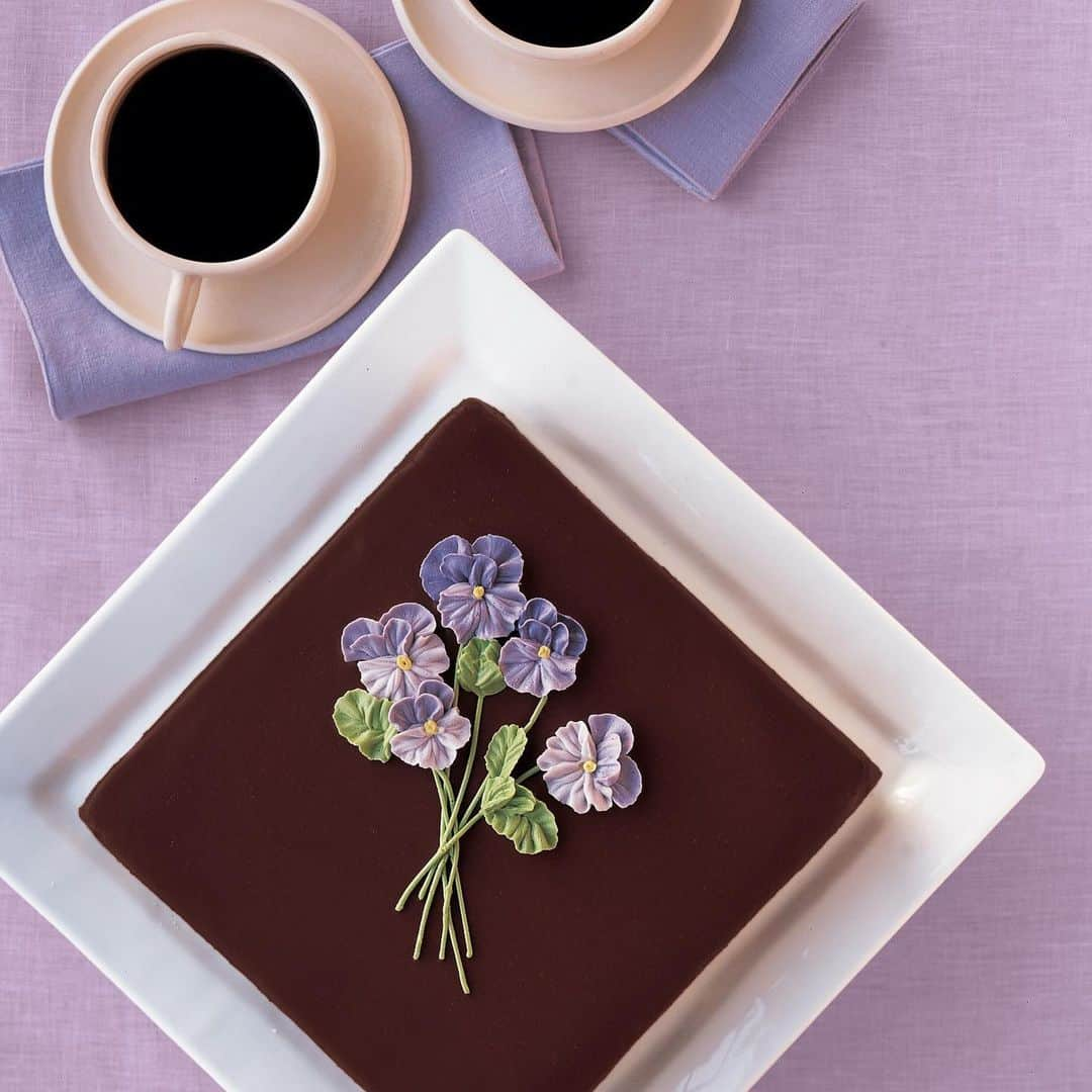 マーサ・スチュワートさんのインスタグラム写真 - (マーサ・スチュワートInstagram)「Sometimes all a cake needs is a blank canvas and a few standout details. 🌸 This week’s #fromthearchive post features a chocolate cake decorated with artfully arranged pansies that take this confection from classically simple to delicately ornate. ✨ Grab the recipe (featured in our April 2004 issue!) at the link in bio. 👆🏼📷: @gentlandhyers」4月24日 4時35分 - marthastewart