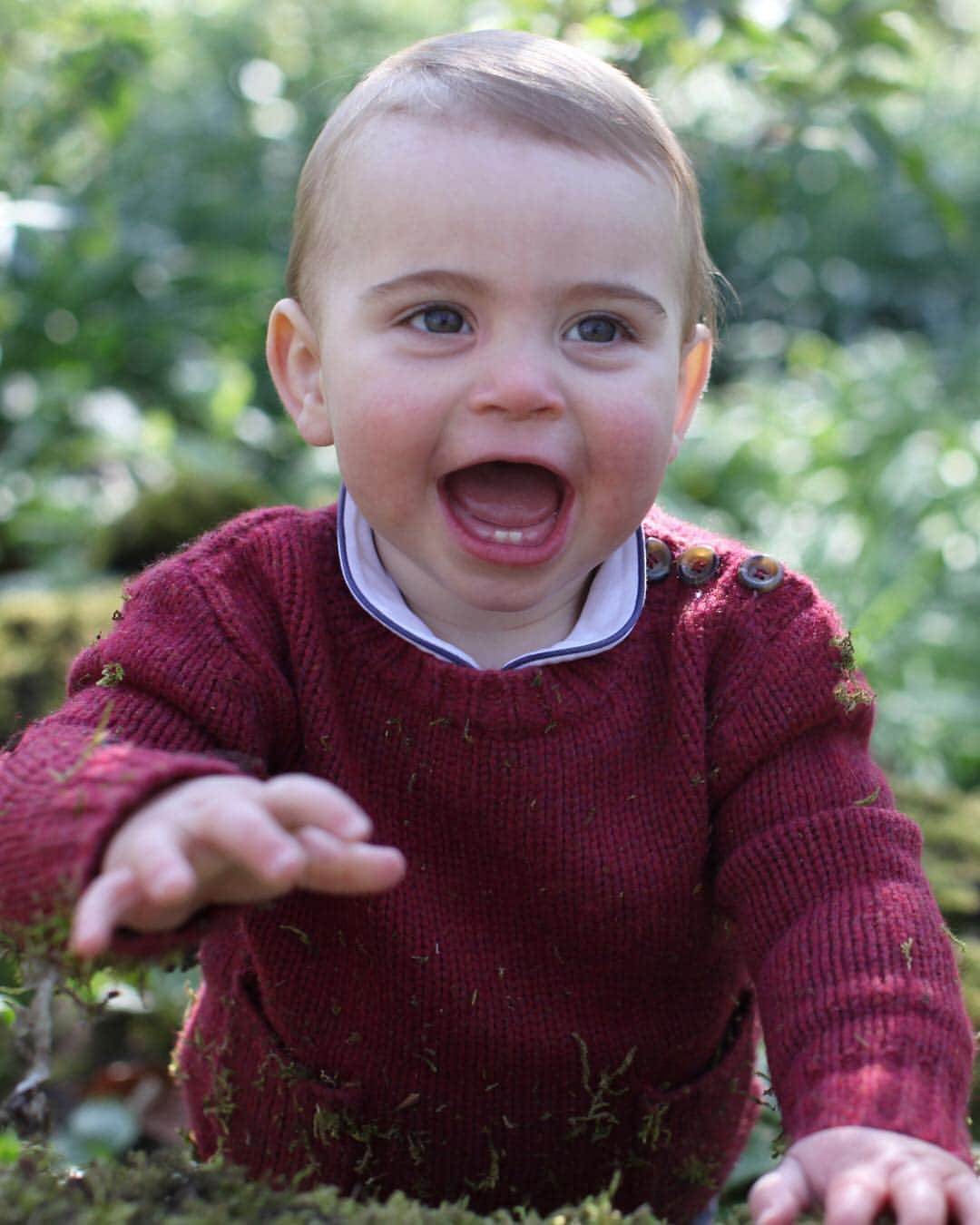 Huffington Postさんのインスタグラム写真 - (Huffington PostInstagram)「Happy birthday, Prince Louis! 🎂 Fresh off celebrating Queen Elizabeth II’s 93rd birthday on April 21, the British royal family is already marking another big milestone. Kensington Palace released photos on April 22 of the Duke and Duchess of Cambridge’s third child, Prince Louis, just before his first birthday on April 23. In keeping with tradition, the former Kate Middleton took the photos of her youngest son herself. Louis can be seen climbing outside the family’s Norfolk home, his eyes wide as he flashes a still-mostly-toothless smile. // 📸: DUCHESS OF CAMBRIDGE/REUTERS⁣⠀」4月24日 4時41分 - huffpost