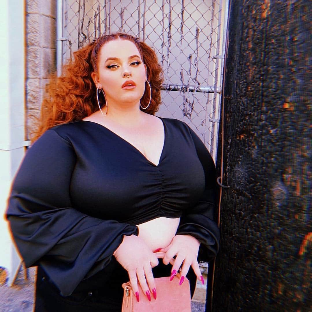 テス・ホリデーさんのインスタグラム写真 - (テス・ホリデーInstagram)「Trust me, I’m better IRL 👀 Fit is @fashionnovacurve ‼️#ad」4月24日 4時46分 - tessholliday