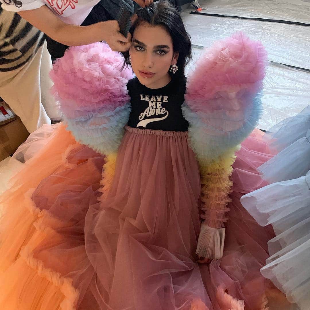 Vogueさんのインスタグラム写真 - (VogueInstagram)「@dualipa is a whole mood in @viktorandrolf's meme-worthy gown. Tap the link in our bio for all the details.」4月24日 4時52分 - voguemagazine