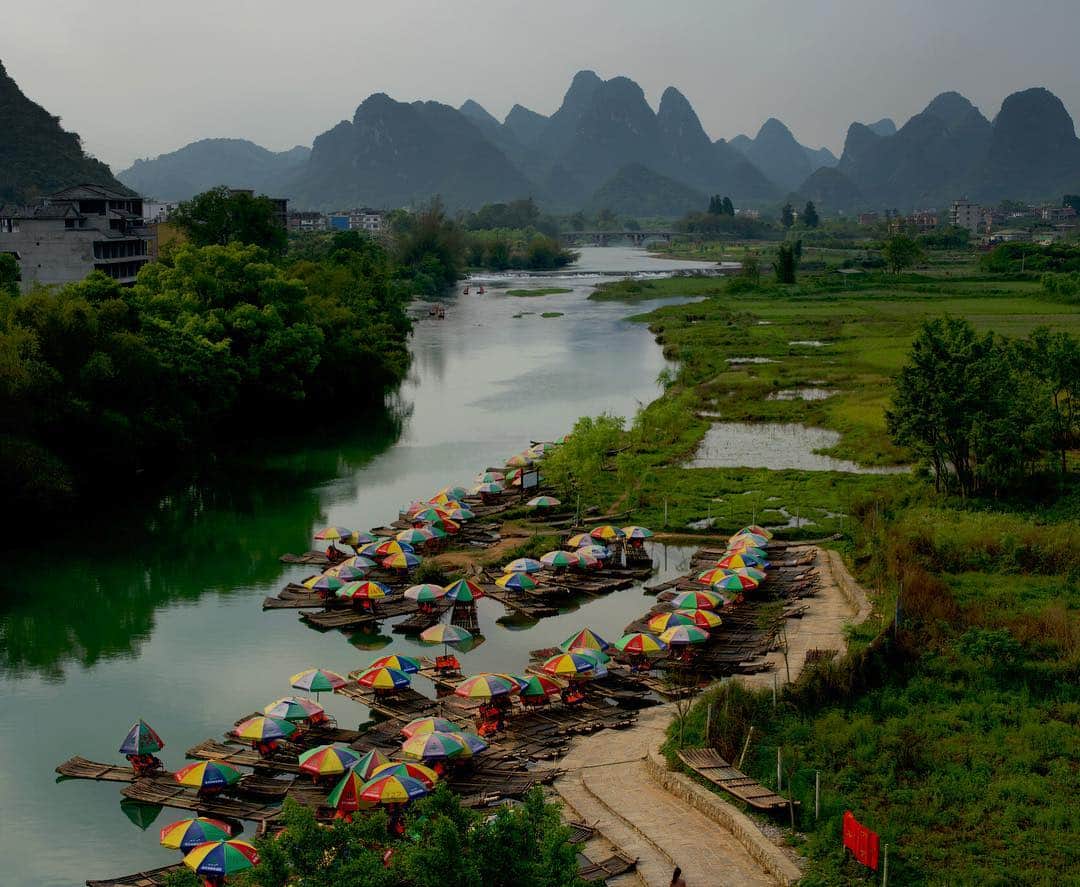 Michael Yamashitaさんのインスタグラム写真 - (Michael YamashitaInstagram)「Li River rainbow of rafts: Bamboo rafts dock after a day of toting tourists. Renowned for its karst mountain scenery, Guilin is one of China’s most iconic landscapes. #guilin #xianggong #liriver #yangshuo #Guangxi」4月24日 5時00分 - yamashitaphoto