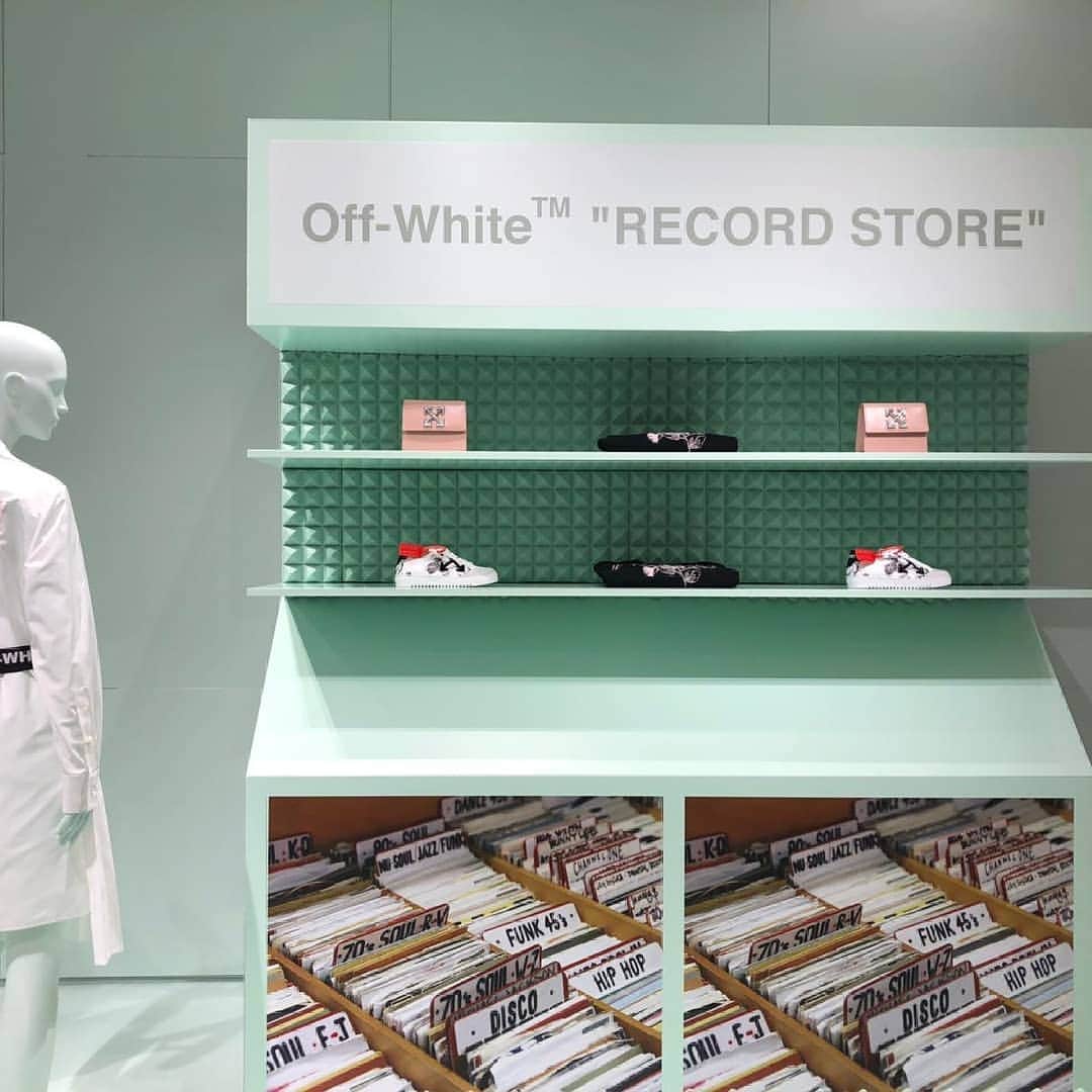 OFF-WHITE C/O VIRGIL ABLOHさんのインスタグラム写真 - (OFF-WHITE C/O VIRGIL ABLOHInstagram)「Off-White™ c/o @saks ”FINE ARTS” capsule collection now available at @saks.」4月24日 5時04分 - off____white