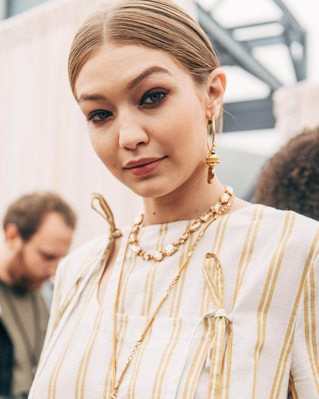 NYFW（ニューヨークファッションウィーク）さんのインスタグラム写真 - (NYFW（ニューヨークファッションウィーク）Instagram)「Glowing up backstage for @oscardelarenta at #NYFW. 💫 Happy Birthday, #GigiHadid! 📸 @smallgirlbiglens」4月24日 5時09分 - nyfw