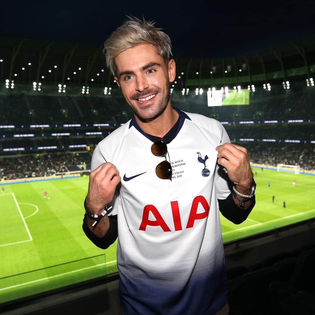 トッテナム・ホットスパーFCさんのインスタグラム写真 - (トッテナム・ホットスパーFCInstagram)「🙌 Great to welcome @zacefron to @tottenhamhotspurstadium this evening! ⚽️ #COYS #THFC」4月24日 5時16分 - spursofficial