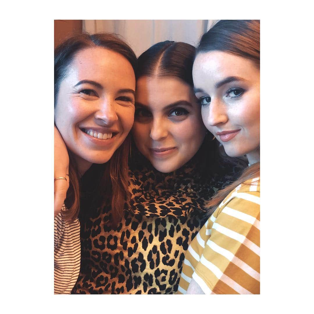 オリヴィア・ワイルドさんのインスタグラム写真 - (オリヴィア・ワイルドInstagram)「Booksmart braintrust - always as close as emotionally and physically possible. 👑 👑 👑」4月24日 5時19分 - oliviawilde