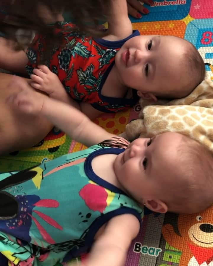 のインスタグラム：「Meus tesouros!!! Explosão de amor!!! ❤️❤️👩‍👧‍👧😍😍 #albumdalizeninna #minhasmeninas #gemeasvailati」