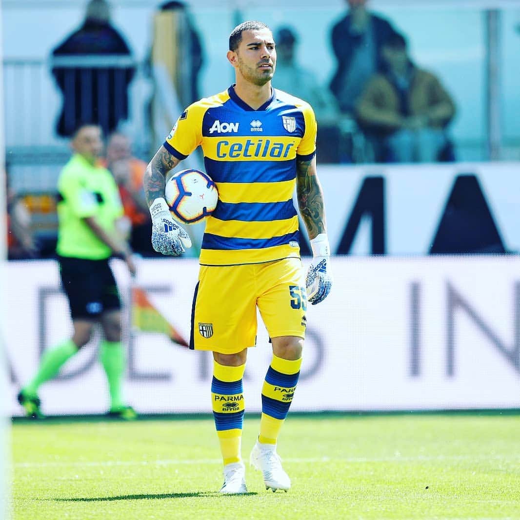 ルイージ・セーペのインスタグラム：「La persona che ottiene piu like ripostando questa foto e taggandomi ricevera' i guanti  usati nella partita PARMA -MILAN...questo è il contest che si chiuderà sabato alle ore 15!!!」