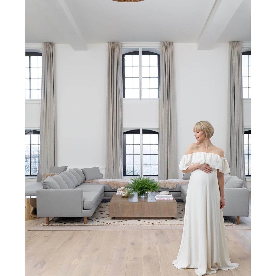 エリン フェザーストンのインスタグラム：「The big reveal of my NYC loft transformation is now live on @mydomaine. Scroll through for some highlights and tap the link in bio for the full story! #InMyDomaine #thefetherednest 📷@selliottphoto」
