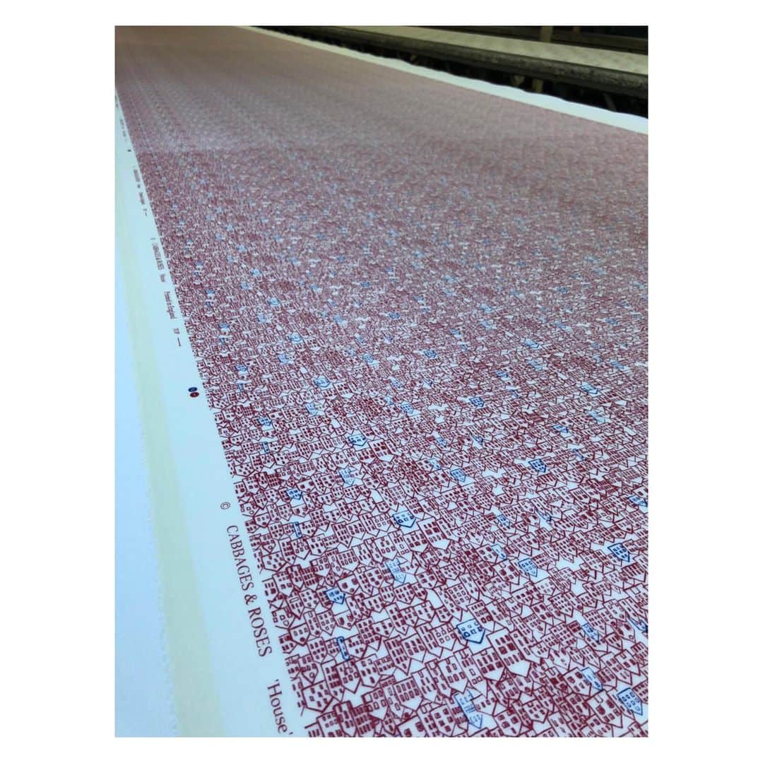 キャベジズ&ローゼズのインスタグラム：「Actually hand printed in London 😍 Take a peek behind the scenes in our latest journal entry. Head to cabbagesandroses.com to learn more about our fabric design process  #handprinted #handprintedfabric #madewithlove❤️ #textiledesign #madeinlondon #fabricprint #newdesigns #slowfashion #cabbagesandroses #cabbagesandrosesfashion @christina_strutt @cabbagesandroses_shop 👆Link In Bio👆」