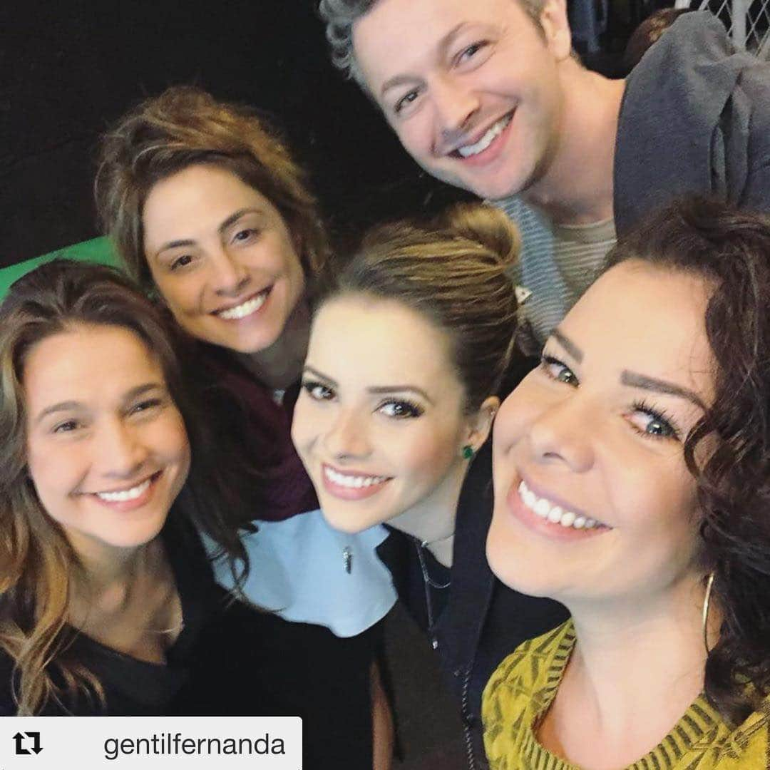 サンディさんのインスタグラム写真 - (サンディInstagram)「Amamos a peça, Fê! @gentilfernanda! Vc merece td isso e muito mais!! 💜🙏🏼 #Repost @gentilfernanda: Desculpem manter o mesmo tema, mas eu queria agradecer de novo, e de coração, essa turma que foi me ver Sem Cerimônia em Campinas! Foi surpresa, foi do nada, foi mini AVC com herpes e asma também quando bati o olho neles, mas o que importa é que consegui seguir o texto e me fez muito feliz! OBRIGADA!!! E maaaaaais ainda obrigada para quem também foi me assistir no último fim de semana, em pleno feriado de Páscoa! Páscoa é família, e váááárias delas decidiram aproveitar o feriado ali, olhando pro palco. Aliás, por várias vezes durante a peça eu pensava em estar perto da minha.... e aí imediatamente lembrava que Priscila estava na plateia, Lucas zanzando pela coxia encantado com o mundo do teatro, e Gabriel em sono profundo no camarim; obrigada por isso, Senhor. Não sei se mereço um teatro cheio de gente rindo, chorando e cantando comigo, mas vou continuar fazendo tudo igualzinho para continuar merecendo. Falando nisso, a maior recompensa é ver, na fila para tirar foto depois da peça, todo tipo de gente; jovens, idosos, famílias, mulheres, homens e crianças. A presença de vocês me mostra não só que o público aprova, e que estou no caminho certo, mas também - e principalmente - que tenho dividido todas as mensagens da peça só com gente bacana. E gente como a gente! Obrigada por isso. Obrigada pela saudade que me dá já no dia seguinte à peça. Obrigada pela companhia e pelas altas gargalhadas. Pela reflexão nas partes sérias, e pelas lágrimas nas mais delicadas... obrigada por me darem a certeza de que em breve, vamos estar juntos também na frente da telinha: com os mesmos princípios e valores, as mesmas energia, leveza, e verdade. Mas antes disso, nos vemos no próximo fim de semana, de novo, em Campinas (agora só tem ingresso pra segunda sessão de sábado, CORRE!!!!!)! Depois tem Maringá, Londrina, Brasília, Niterói, Americana, Limeira, Indaiatuba, Salvador, Blumenau, Joinville, e ainda o segundo semestre inteiro de muitas cidades por aí que queremos rodar Sem Cerimônia. Porque nesses encontros com vocês meu coração cresce de tal maneira que não cabe no corpo. (...)」4月24日 5時37分 - sandyoficial