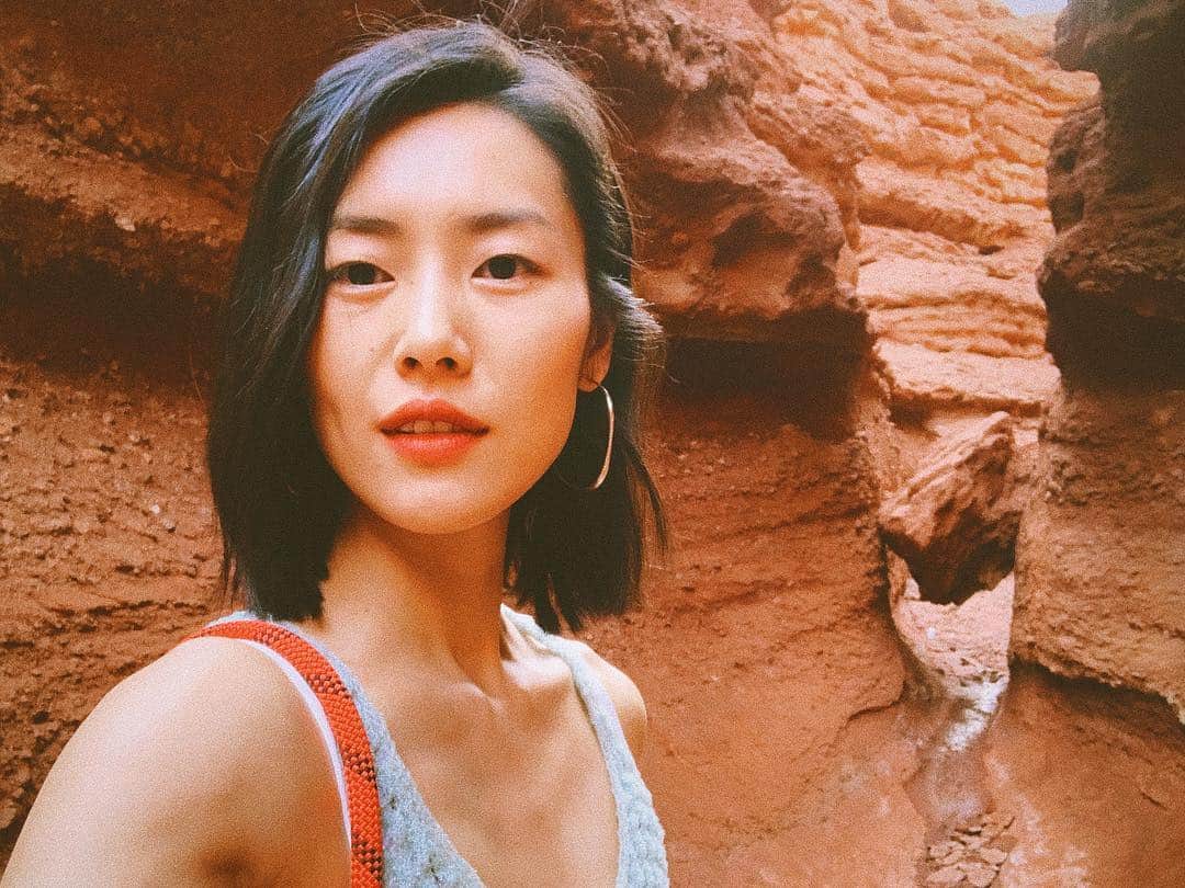 リウ・ウェンのインスタグラム：「First time in Bayannur. What a magical place 🐫🏜💕」