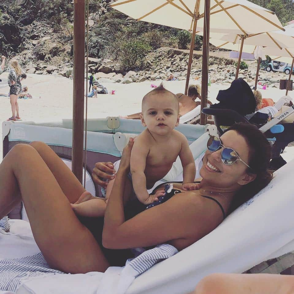 エヴァ・ロンゴリアさんのインスタグラム写真 - (エヴァ・ロンゴリアInstagram)「Baby at the beach! 👙👶🏻👣」4月24日 5時43分 - evalongoria