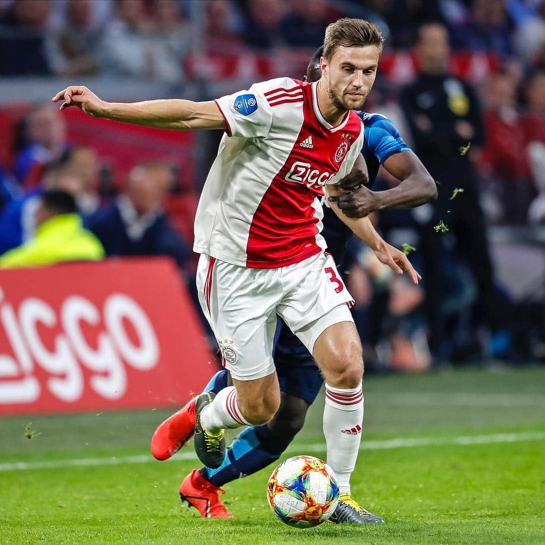 ジョエル・フェルトマンのインスタグラム：「2 finals in the @eredivisie left! 🙏 #ajax #wijzijnajax」