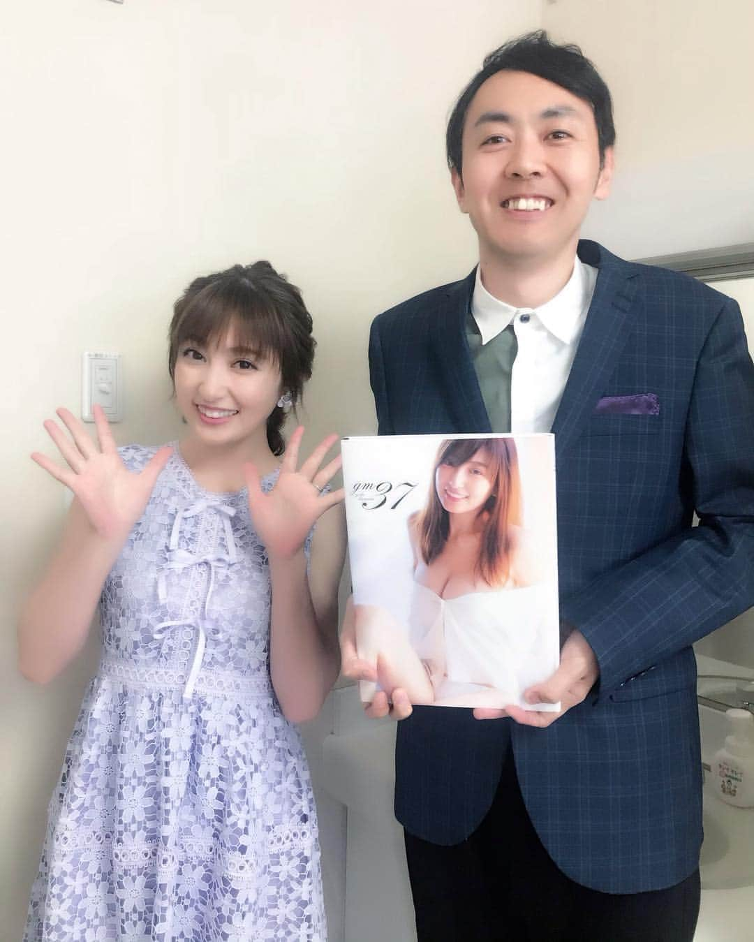 熊田曜子さんのインスタグラム写真 - (熊田曜子Instagram)「田中卓ちゃん✨ 数ヶ月ぶりにお会いできたら 更に身長が伸びた気がしたよ😲 少女漫画に出てきそうなくらいスタイル抜群✨  #アンガールズ #田中卓 さん #楽屋 #最新写真集 #写真集 #gm #グラビアモンスター #37冊目」4月24日 5時59分 - kumadayoko