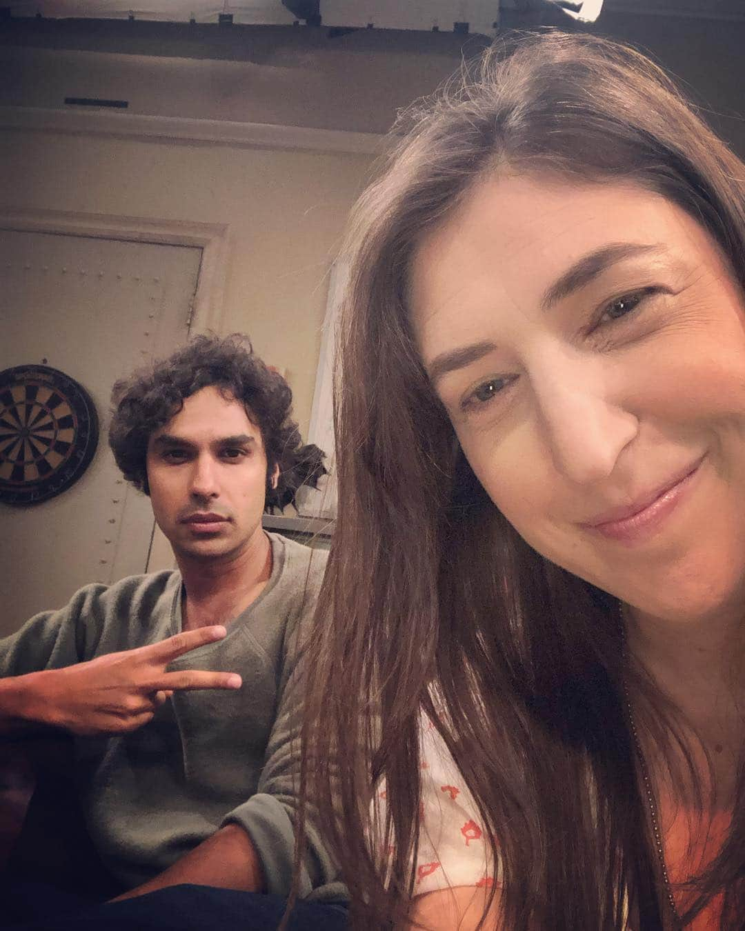 メイム・ビアリクさんのインスタグラム写真 - (メイム・ビアリクInstagram)「Sorry if we’re warming up the planet with our hotness 🔥 #earthday #meanttobeironic @kunalkarmanayyar」4月24日 6時02分 - missmayim