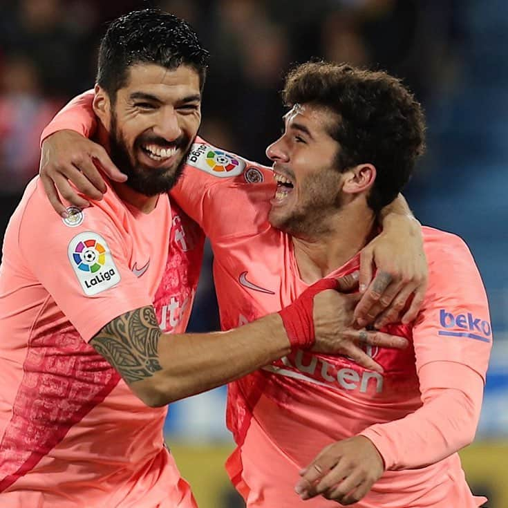 LFPさんのインスタグラム写真 - (LFPInstagram)「Master and apprentice!  @luissuarez9 & @carlesalenya 💙⚽️⚽️❤️ • #Barça #LuisSuárez #Aleña #AlavesBarça #LaLigaSantander #LaLiga」4月24日 6時04分 - laliga