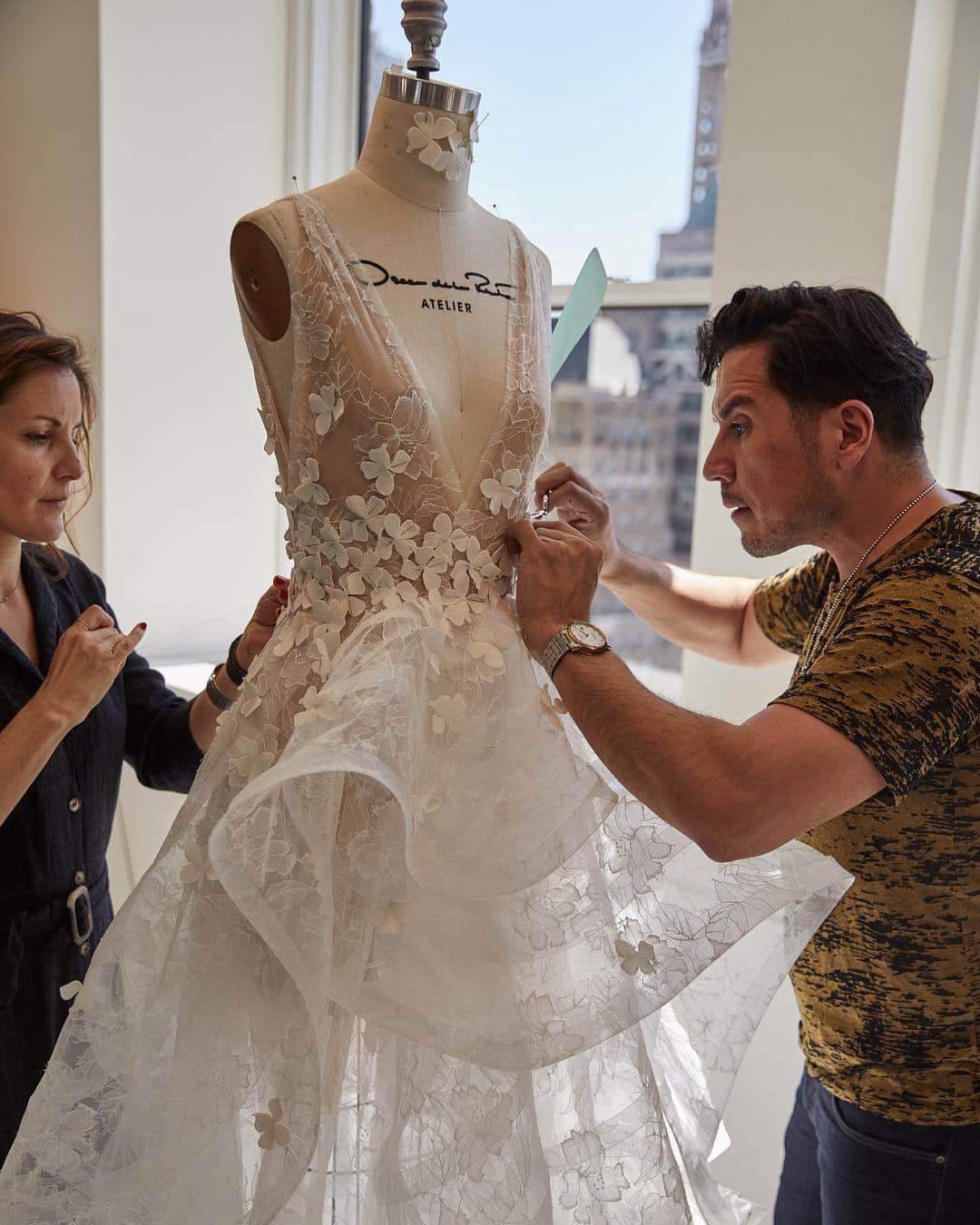 オスカーデラレンタさんのインスタグラム写真 - (オスカーデラレンタInstagram)「Romance awaits. Hand embroidered florals provide the finishing touch to our #odlrbridal Spring 2020 tiered lace gown.」4月24日 6時04分 - oscardelarenta