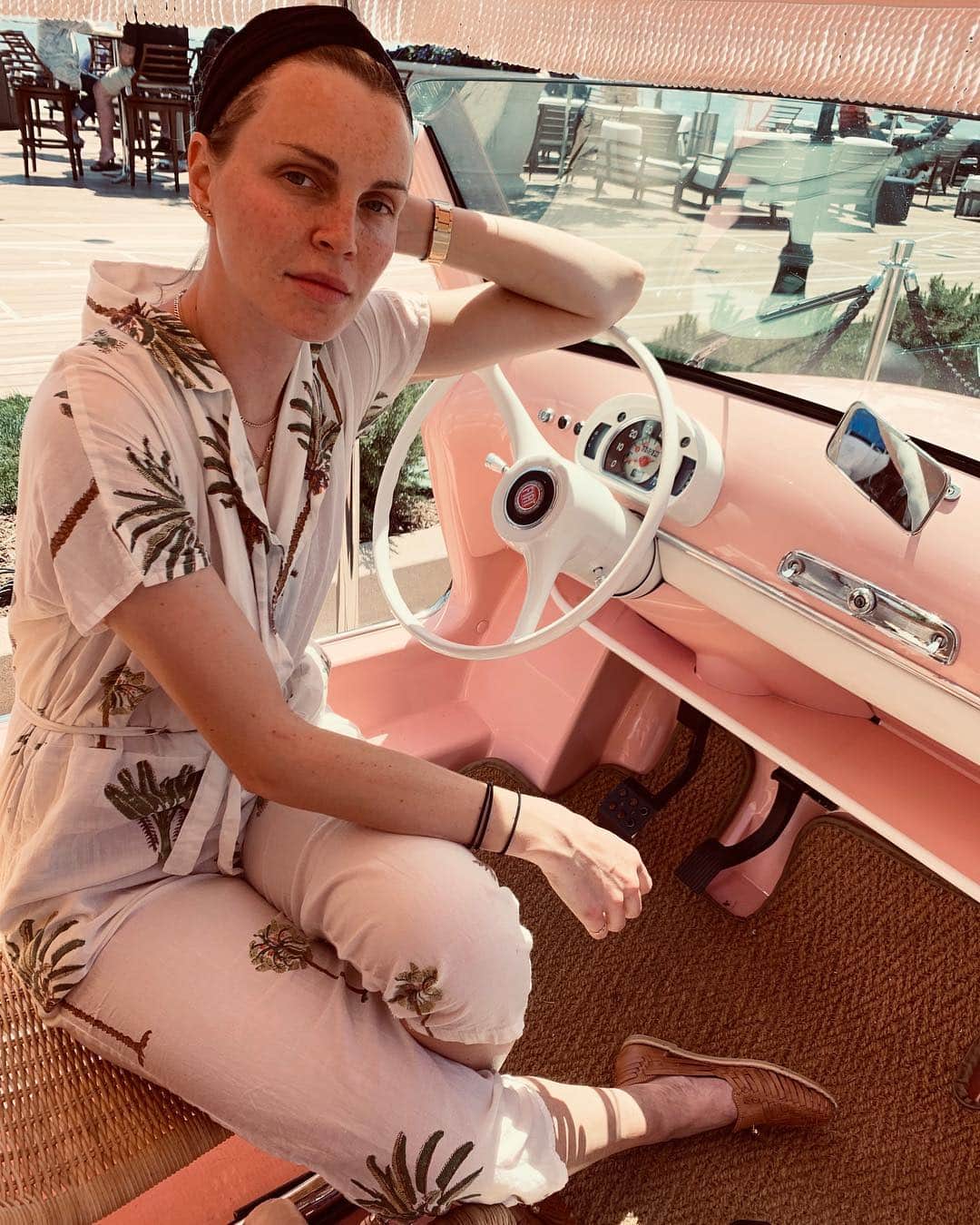 フィービー・ダールさんのインスタグラム写真 - (フィービー・ダールInstagram)「Life goals: live in a beach town, cruise around in this car, have a farm and only wear onesies.💕」4月24日 6時14分 - phoebe