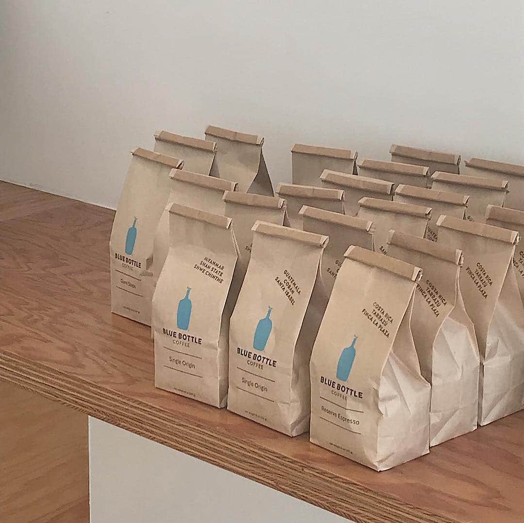 Blue Bottle Coffeeさんのインスタグラム写真 - (Blue Bottle CoffeeInstagram)「Tough choices to make at our South Beverly cafe — like single origin or blend? | 📸: @_o1.30_」4月24日 6時23分 - bluebottle