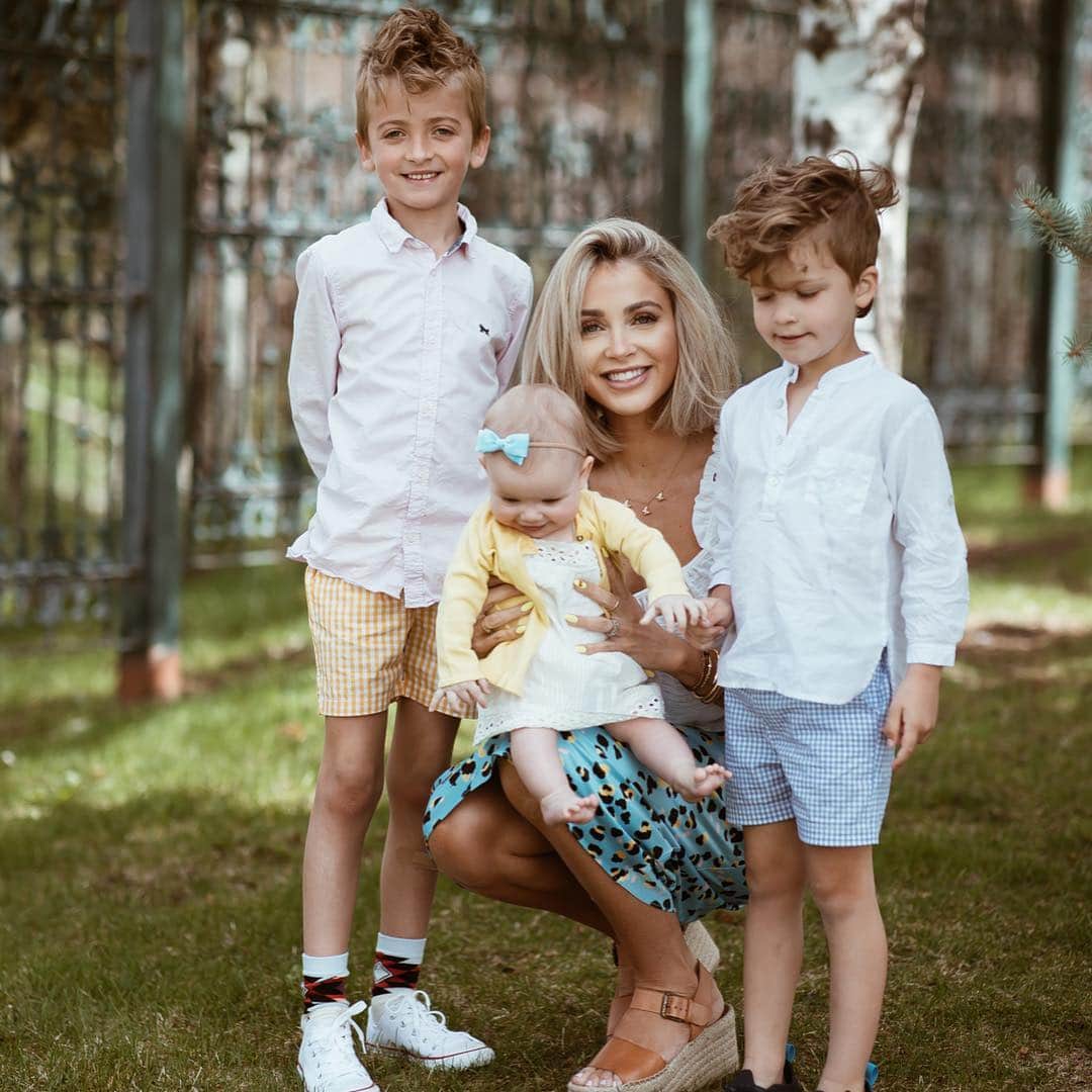 Cara Van Brocklinさんのインスタグラム写真 - (Cara Van BrocklinInstagram)「Our Easter outfits are all linked on the blog for you guys today!! Bringing a girl into the mix has totally brought out the matchy matchiness inside of me and I’m loving every minute of it! It’s also the biggest deal ever when the boys actually wear what i want them to wear 🙌🏻! http://liketk.it/2BmlZ」4月24日 6時24分 - caraloren