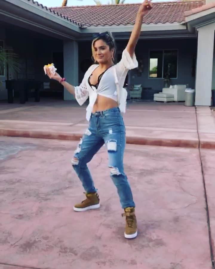 チャチー・ゴンザレスのインスタグラム：「Hardly posted photos from Coachella weekend 2....but here is me dancing with an orange. 🍊 See you next year...maybe.」