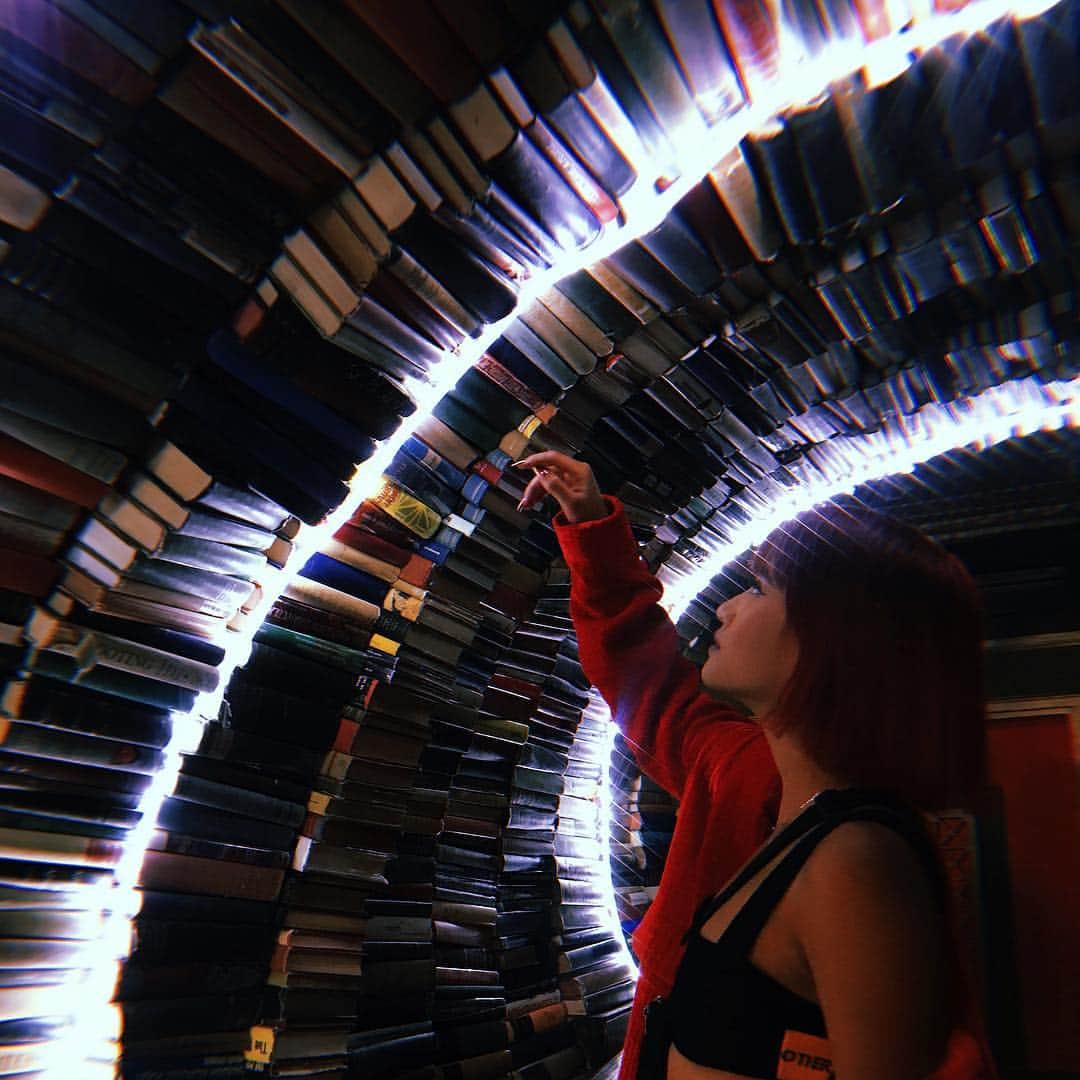 エマリン・エストラーダのインスタグラム：「sorry I’ve been busy with life.. but I’m still here🔺🔻🔺」