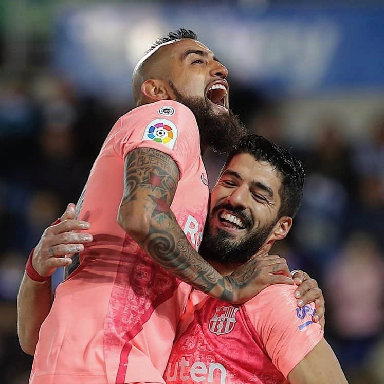 LFPさんのインスタグラム写真 - (LFPInstagram)「BIG SMILE, BIG STEP! 😄😁 • #Barça #AlavesBarça #ArturoVidal #LuisSuarez #LaLigaSantander #LaLiga」4月24日 6時38分 - laliga