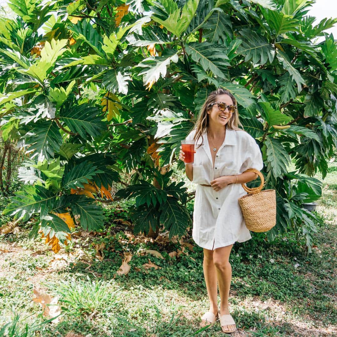 アリッサ ウーテンのインスタグラム：「In the shade and happy with @marina.co.hi taken by @lopakatp 🍃」