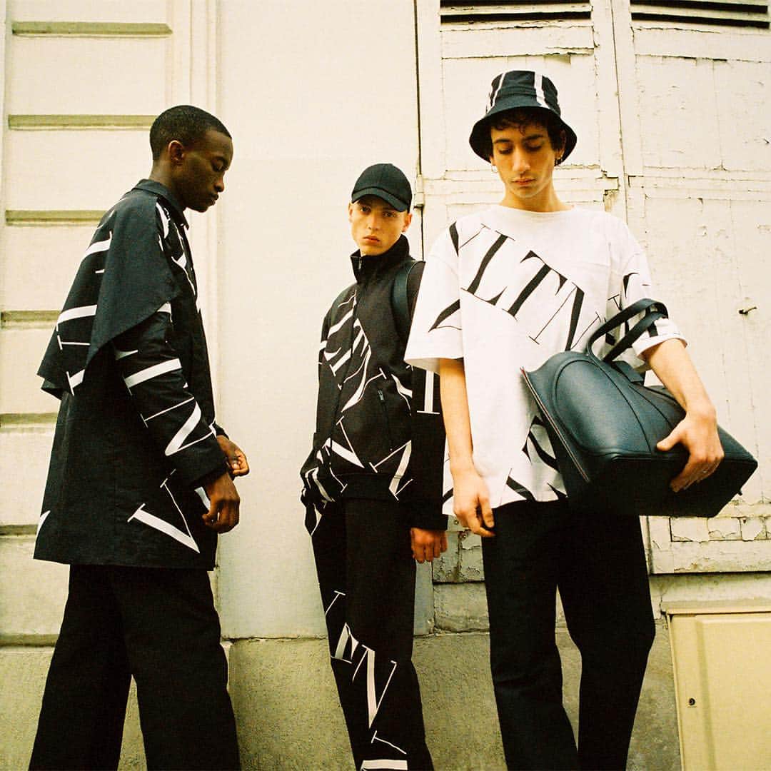 Valentinoさんのインスタグラム写真 - (ValentinoInstagram)「Confident, diverse and meant for the street, the #VLTNMACROGRID is worn on @saeed.ealise, @tomreey and @iamcheikhkebe outside of the Hotel Amour (@amourhotels) in Paris.」4月24日 6時55分 - maisonvalentino