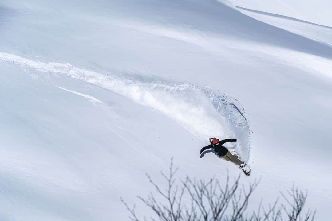 BONXのインスタグラム：「BONX Founder&CEO @takahir0m1yasaka testing his own product in Hakuba backcountry area. Quality assured👍⁣ P: @kosuke_shinozaki⁣ #GoBonx #GoMakeNoise⁣ .⁣ .⁣ .⁣ .⁣ .⁣ #Bonx #technology #snowboard #snowboardingfun #snowboarding #snowboardlife #mountainworld #mountainlife #mountainwave #extreme #communication #gear #snow #snowboardingday  #outdoorsports #extremesports #grouptalk #shred #sportstech #sportstechnology #headphones #wirelessheadphones ⁣」