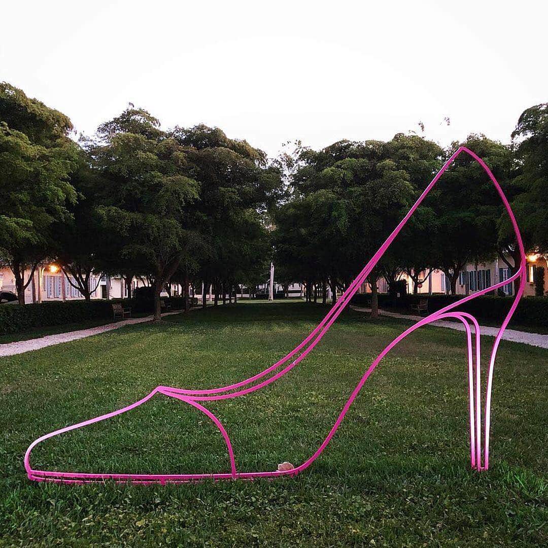 のインスタグラム：「Don't miss your chance to see "Michael Craig-Martin: Present Sense" at the Gallery at Windsor in Vero Beach, Florida.  The most comprehensive exhibition to date of Michael Craig-Martin’s work in the United States, "Present Sense" features over thirty-five works in the gallery and grounds of the Windsor, including recent paintings, sculptures, and prints. The show is presented in collaboration with the Royal Academy, London, and curated by Gagosian director Hannah Freedberg. __________ #MichaelCraigMartin #MCMWindsor #Gagosian @windsorflorida #Repost @twebster68; Artwork © Michael Craig-Martin」