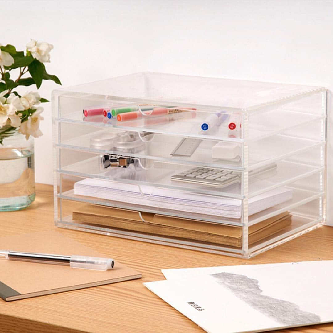 MUJI USAさんのインスタグラム写真 - (MUJI USAInstagram)「Ideal for the smaller items on your desktop or vanity. Our Acrylic Storage is now mix and match, 2 or more for 20% off. *Offer valid through 4/28, in stores and online. #muji #mujiusa #acrylic #storage #organization」4月24日 7時05分 - mujiusa