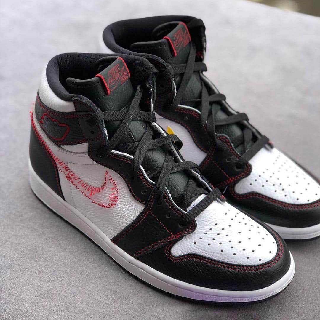 Sneaker News x Jordans Dailyさんのインスタグラム写真 - (Sneaker News x Jordans DailyInstagram)「Jordan Brand gets destructive with the AJ1, giving the upcoming Dynamic Yellow colorway ripped off red swooshes along its lateral. Should they have left it alone or are you feeling these? Link in bio for more details #jordansdaily」4月24日 7時15分 - jordansdaily