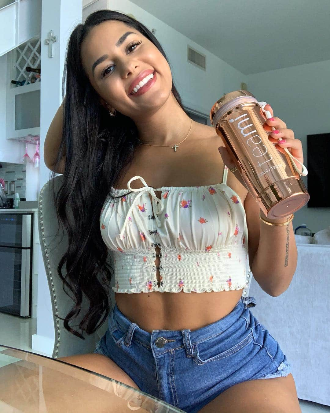 Katya Elise Henryさんのインスタグラム写真 - (Katya Elise HenryInstagram)「#ad My stomach is definitely the very first thing that tells me I’m off my normal routine.. Anyone else? 👀 I love being a #teamipartner especially after a ton of traveling and indulging. I've been back on my @teamiblends detox program because I had awful bloating and digestions issues... Teami is really the only thing that gets rid of this for me! I feel sooo much better after I cleanse, and it keeps my tummy nice & flat! check out @teamiblends! And use my code KEH20 for 20% off yours #thankyouteami.」4月24日 7時16分 - katyaelisehenry