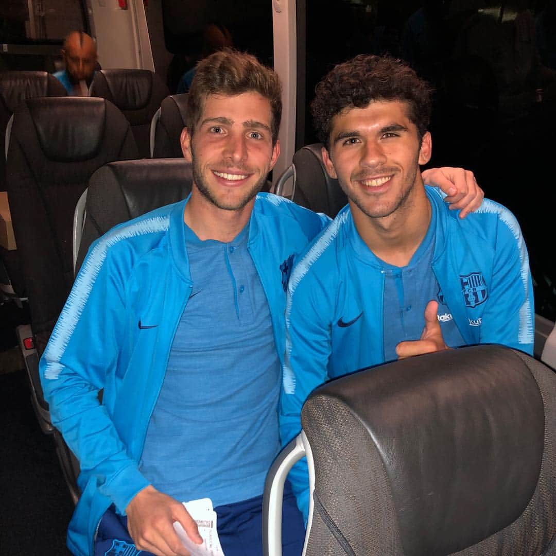 セルジ・ロベルトのインスタグラム：「A un pas de guanyar la Lliga!!! Enhorabona pel teu gol @carlesalenya 👏🏼⚽️! Força Barça 🔵🔴」