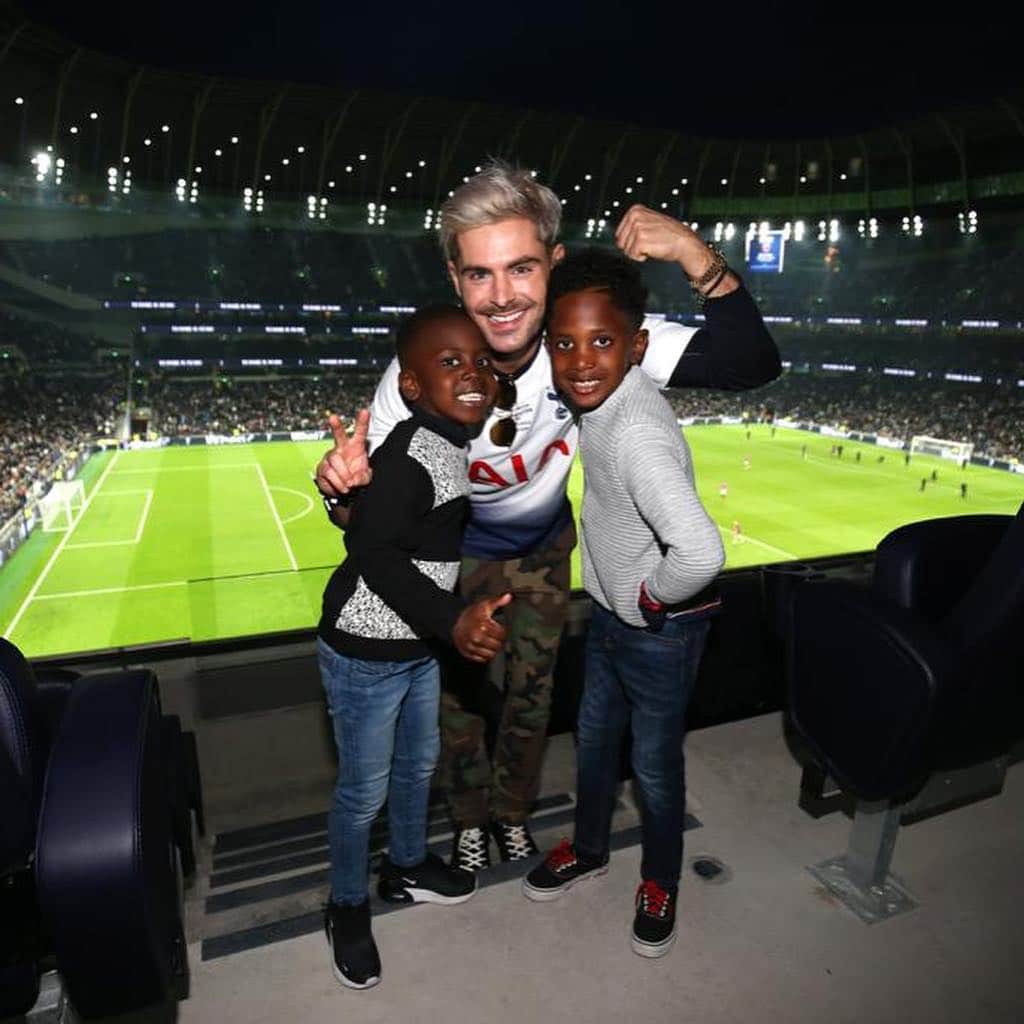 ザック・エフロンのインスタグラム：「Just touched down in #londontown and went straight to the pitch. Thank you @dele for the invite and congrats on a big win @spursofficial」