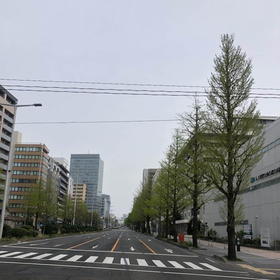 市川海老蔵 （11代目）さんのインスタグラム写真 - (市川海老蔵 （11代目）Instagram)「* おはようございます。 枝垂れ桜。 東京はもう散ってますが、 さすが東北、 まだ残ってる🌸 幸せな気持ちになります。 朝ランニングすると良いことありますね。  #市川海老蔵 #海老蔵 #成田屋 #歌舞伎  #ABKAI #ABMORI #ebizoichikawa #ebizo #kabuki #thunderparty  #classic」4月24日 7時21分 - ebizoichikawa.ebizoichikawa