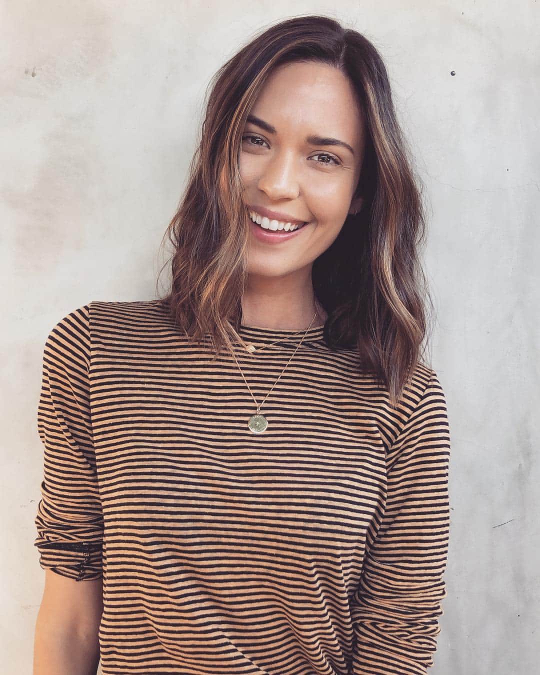 オデット・アナブルさんのインスタグラム写真 - (オデット・アナブルInstagram)「Hair. Did. It’s been a whole year since I came to see my hair magician @nikkilee901. That’s how you know it’s good color, if you can stretch it out as long as you can. I didn’t go sooner because kids, ya feel me? Feeling fresh to death. Swipe to see the after 💁🏻‍♀️」4月24日 7時30分 - odetteannable