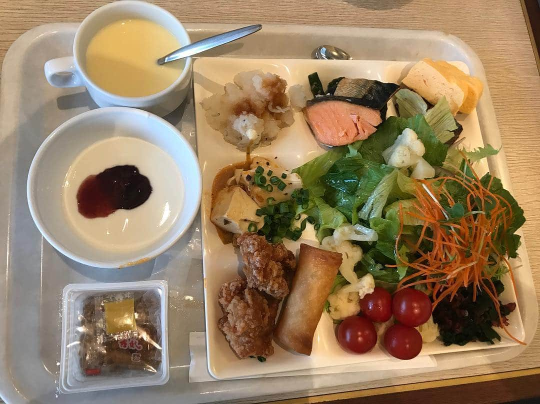 クロちゃんさんのインスタグラム写真 - (クロちゃんInstagram)「朝ごはん  サラダ中心のご飯。 ヨーグルトも食べて乳酸菌たーくさん！  #朝ごはん #ブレックファースト」4月24日 7時31分 - kurochandesuwawa