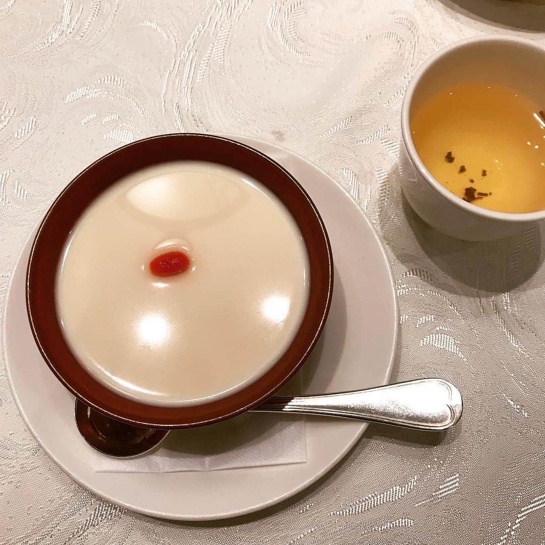 安田美沙子さんのインスタグラム写真 - (安田美沙子Instagram)「@amerivintage さんから、お誕生日にワンピースが届きました☺️✨素敵なスミレカラーなワンピ❤️ 重ね着も出来そうだし、一枚でもかわいぃ❤️ いつも、ありがとうございます☺️❤️ 気分が上がる🌸  2枚目は、スイミング帰りにママ友ファミリーが、お祝いを兼ねて筑紫楼に連れてってくれました😭✨ 久々のフカヒレ✨初めて食べて、感動したのを覚えています。 杏仁豆腐も美味しかった✨ ほんとに、してもらってばかり。。ありがとう😣✨ #instagood #instafood #みさこファッション @amerivintage #lunch #swmming #mama #thanks」4月24日 7時39分 - yasuda_misako