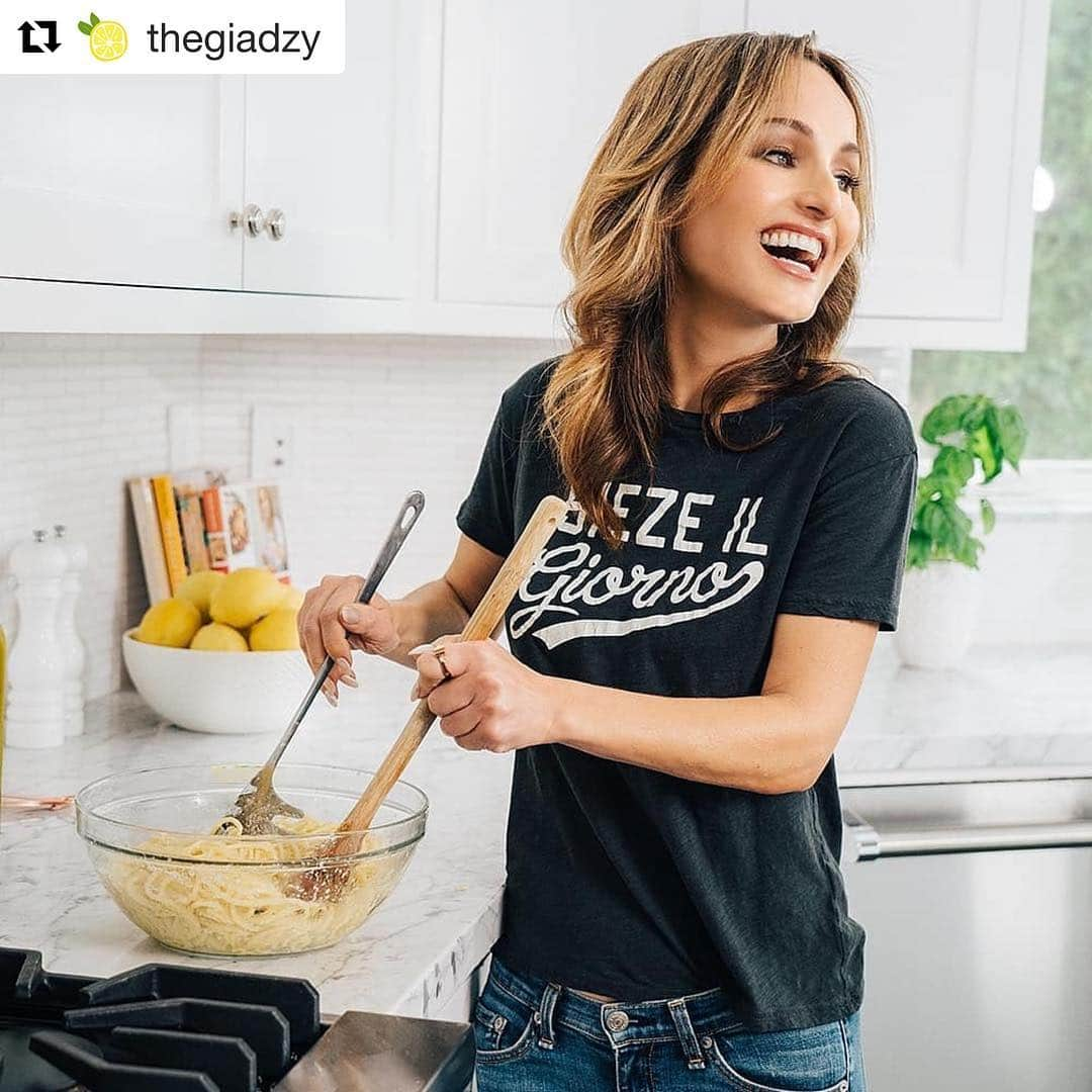 ジャーダ・デ・ラウレンティスさんのインスタグラム写真 - (ジャーダ・デ・ラウレンティスInstagram)「GIVEAWAY ALERT! 🎉 @thegiadzy teamed up with @amazonhome to give away an amazing Mother’s Day gift bundle! One lucky winner will get: a signed copy of “Giada’s Italy,” a red 5-quart Kitchen Aid stand mixer and pasta attachment, a 4-quart @lagostinausa stainless steel Dutch oven, Giada’s @simply7snacks Margherita Popcorn, pasta bowls, Nudo extra-virgin olive oil, and imported Italian flour and tomatoes! See @giadadelaurentiis full Mother’s Day gift guide on Amazon.com!  To enter: 1. Follow @thegiadzy, @giadadelaurentiis , and @amazonhome 2. Tag two friends (or Moms!) you’d like eat Italian food with!  Tap the link in our bio for a closer look at the gifts in the bundle. Ends 4/29 11:59 pm PST. No purchase necessary to enter. Go to amzn.to/rules for official rules.」4月24日 8時00分 - giadadelaurentiis