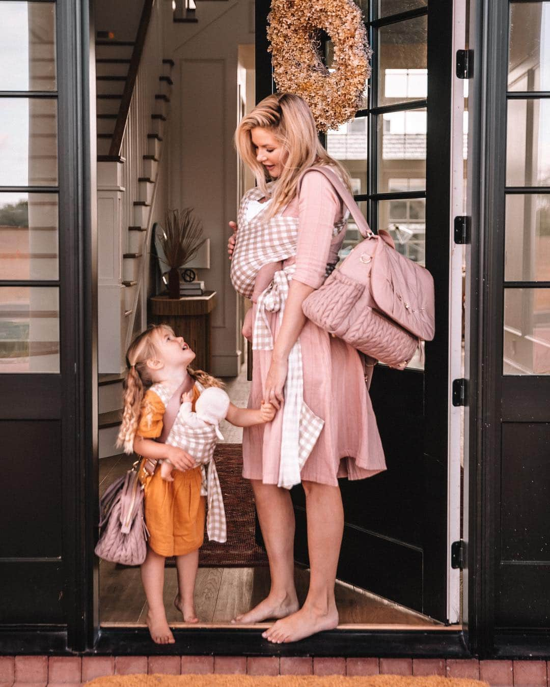 Amber Fillerup Clarkさんのインスタグラム写真 - (Amber Fillerup ClarkInstagram)「Me and my lil mama are ready with our babies and @happbrand diaper bags 💓 this diaper bag is the best and has a pocket for everything so you can find things easy and quick. And it comes in this pretty dusty rose color 😍 go to my stories to see what I pack in mine #happmama #happdiaperbag #ad」4月24日 7時52分 - amberfillerup